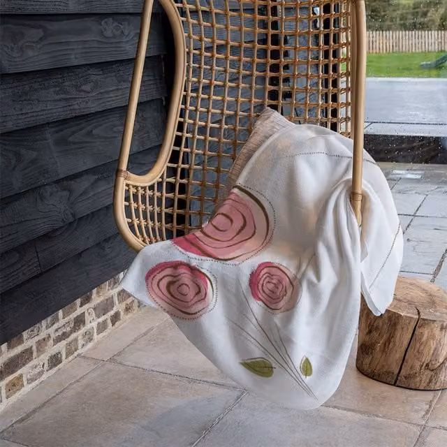 Benjamin Tate Design Rose Drawing Floral Fleece Blanket in Pink, Beige and White, W/D/H: 120 x 150 cm