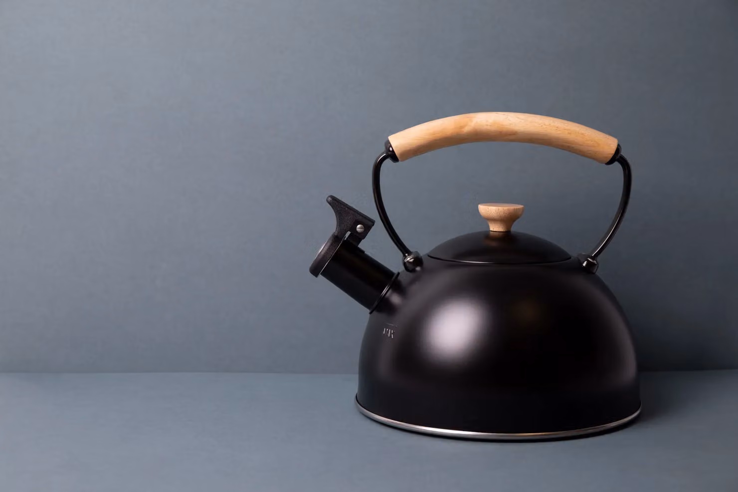 La Cafetiere Black Whistling Kettle with Wooden Handle – 7