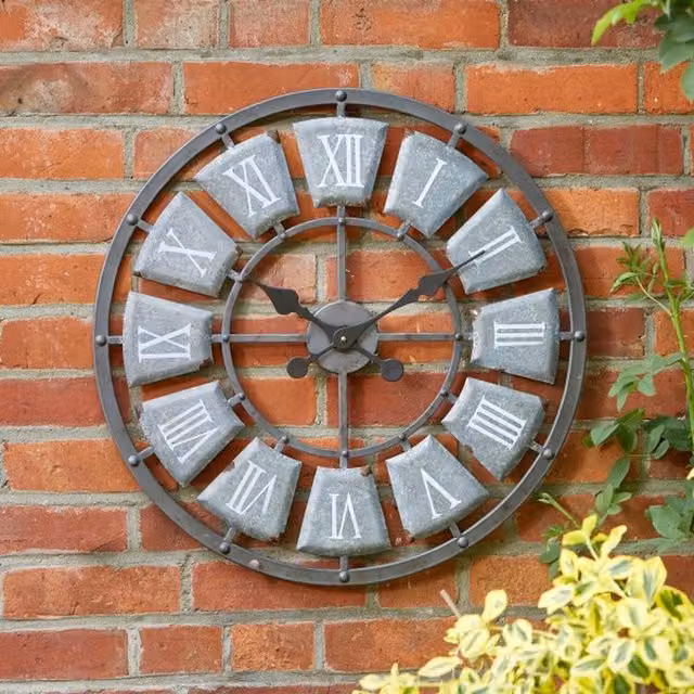Garden Mile Lincoln Classic Round Analog Metal Wall Clock in Grey