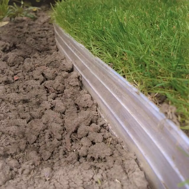 Swift Edge Aluminium Garden Border and Lawn Edging in Silver and Transparent, Length: 2400 cm