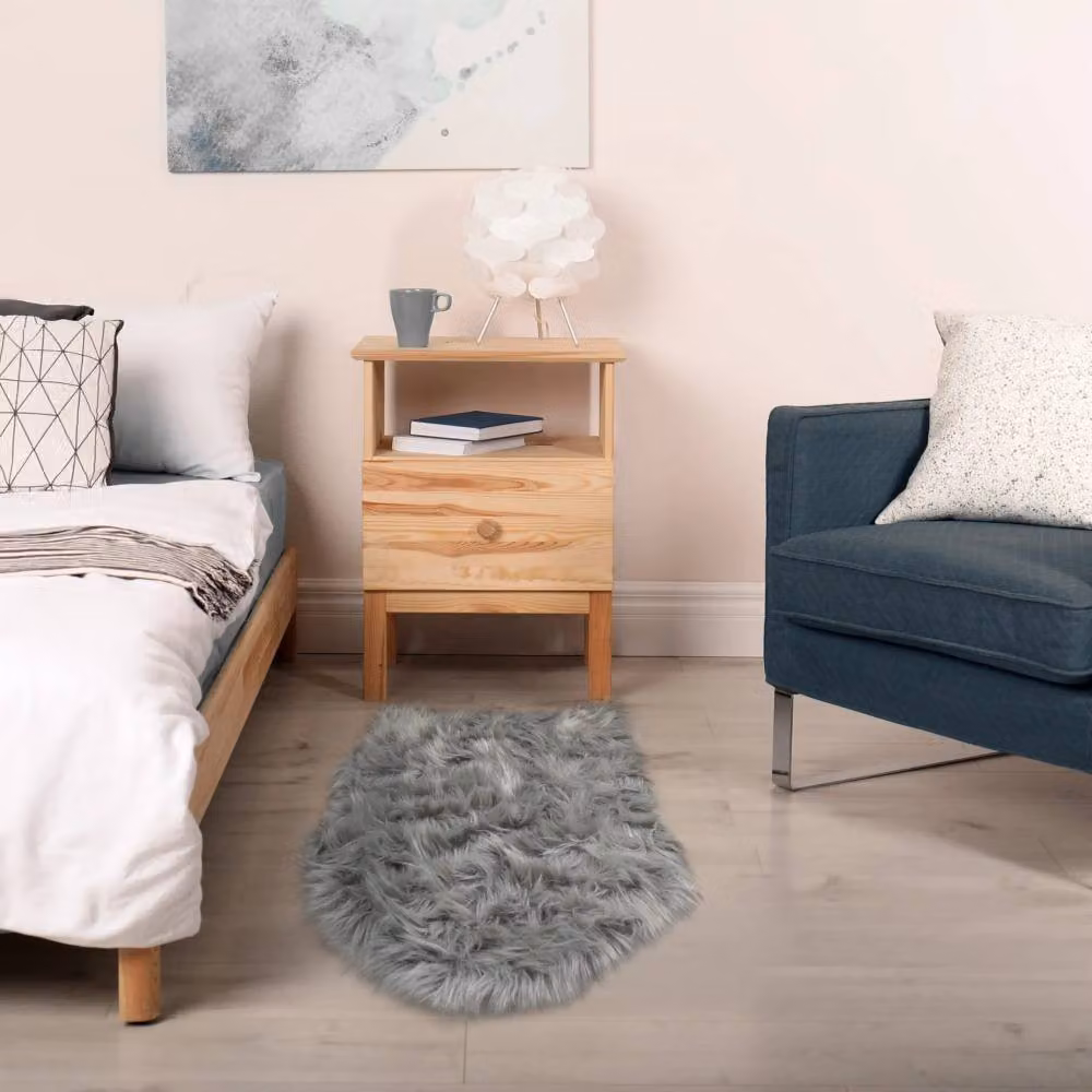 New Edge Blinds Premium Luxury Faux Fur Rug in Silver, W/D/H: 80 x 50 x 1 cm – 2