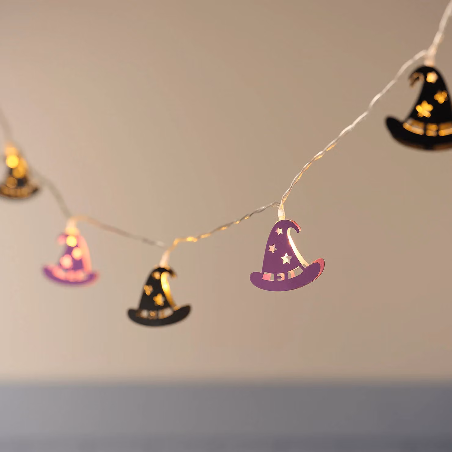 Lights4fun Witch Hat Halloween LED Fairy Lights in Purple and Black – 1