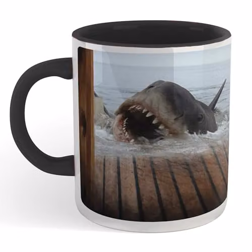 Zavvi Jaws Shark Scene Ceramic Mug in Black and Multicolour