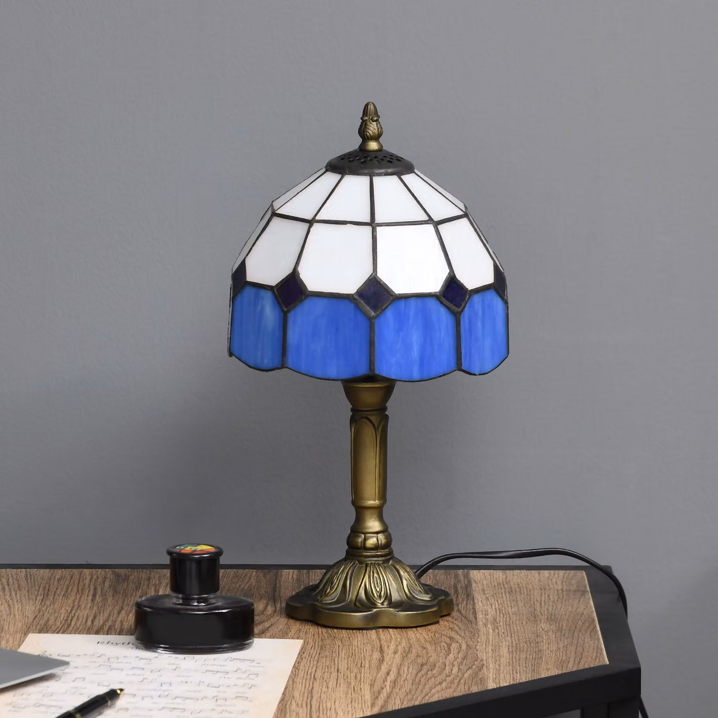HOMCOM Antique Stained Glass Table Lamp in Blue with Gold Brass Base – 7