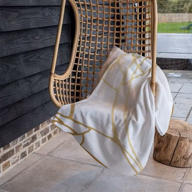 Benjamin Tate Design Golden Tree Fleece Blanket in Gold and White, W/D/H: 120 x 150 cm