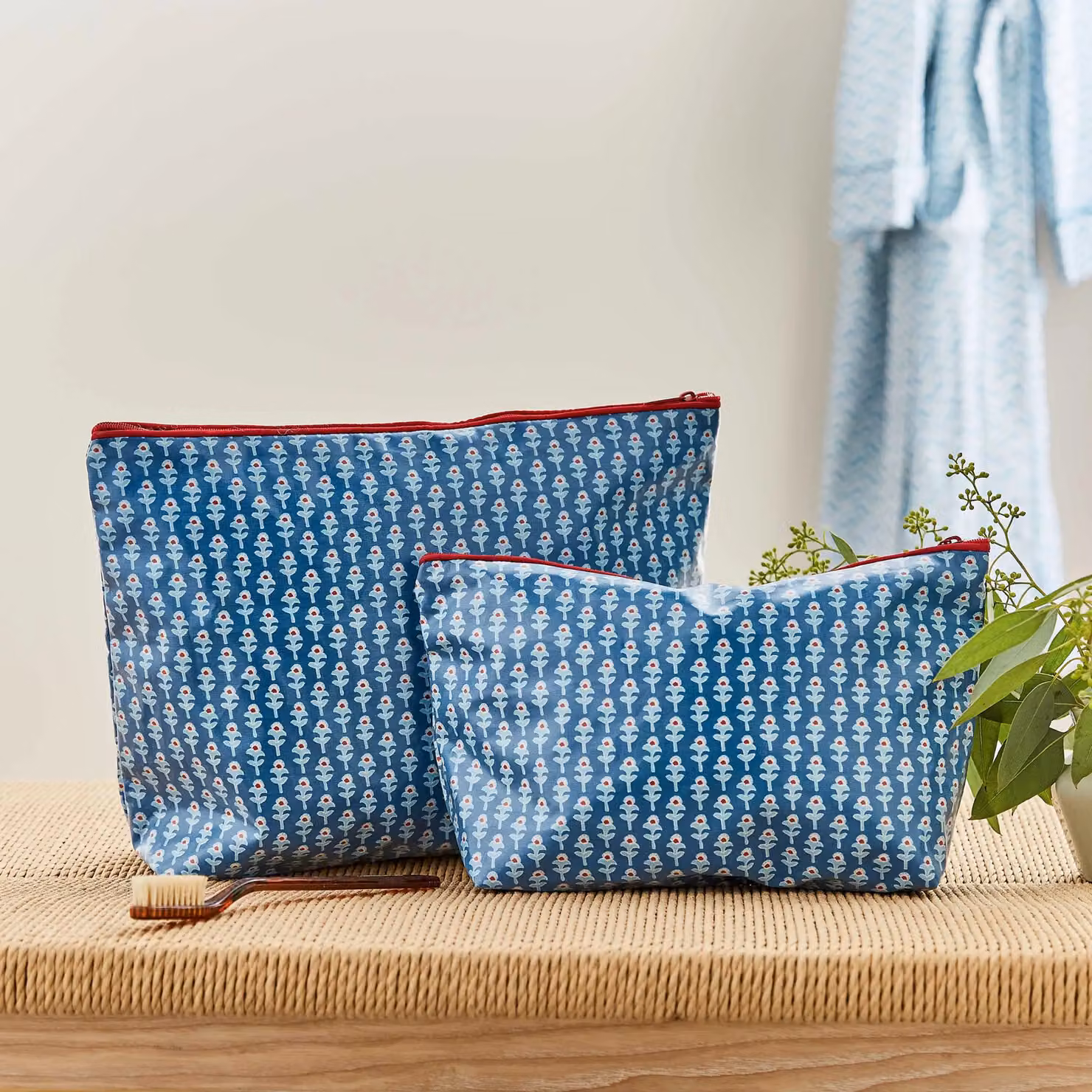 Land & Shore Sprout Small Wash Bag in Blue and Red – 2