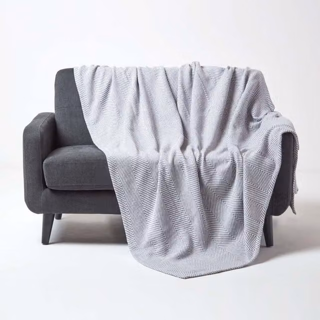 Homescapes Halden Chevron Woven Cotton Throw in Grey, 200 cm