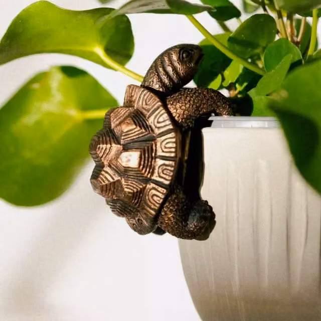 Garden Mile Tortoise Hanging Plant Pot Hanger Decorative Ornament in Bronze Effect Brown