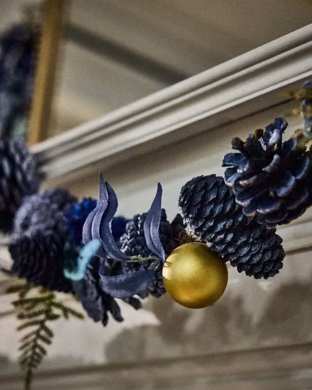 Dibor Moonlight Christmas Table Decoration Garland with Blue and Multicolour Baubles and Foliage, Length: 1.2 m – 4