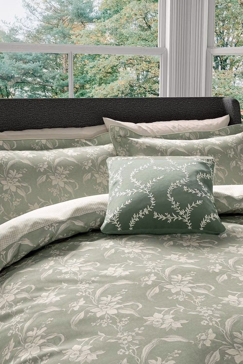 V&A Daffodil Dreams Green Floral Cotton Percale Duvet Cover and Pillowcase Set, W: 140 cm, L: 200 cm – 2