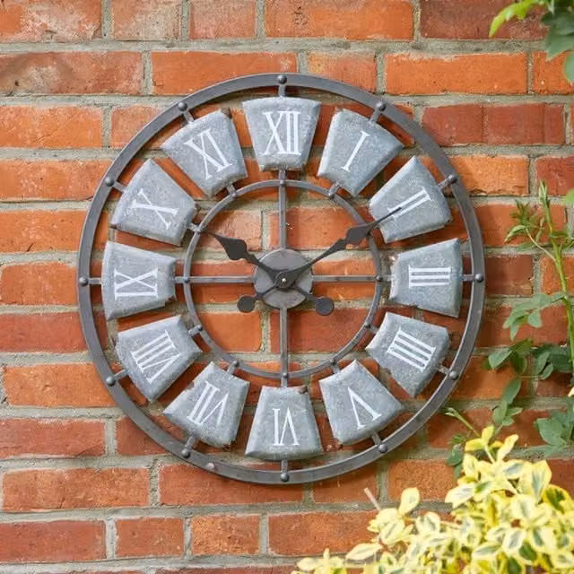 Garden Mile Lincoln Classic Round Analog Metal Wall Clock in Grey