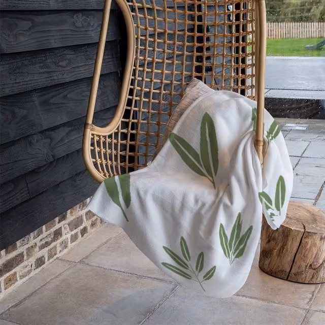 Benjamin Tate Design Herbs Floral Fleece Blanket in Green and Beige, W/D/H: 120 x 150 cm – 1