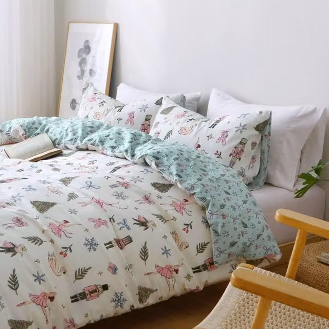 Pamposh Christmas Bedding Set in Light Green, Soft Brushed Microfibre Reversible Duvet Cover and Pillowcase, W/D/H: 220 x 230 x 180 cm – 1