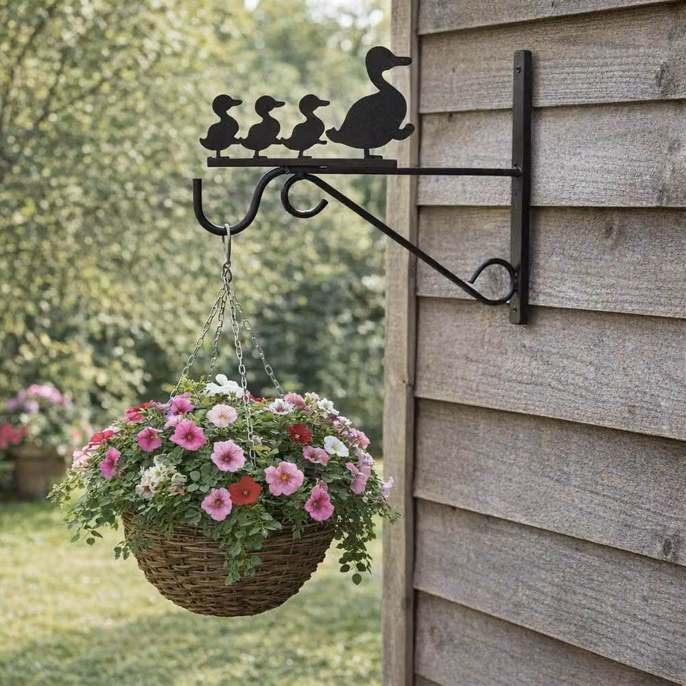 Tom Chambers Metal Duck Hanging Garden Basket Bracket in Black, 30cm – 2