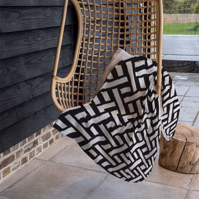 Benjamin Tate Design Geometric Fleece Woven Pattern Blanket in Black and Beige, W/D/H: 120 x 150 cm