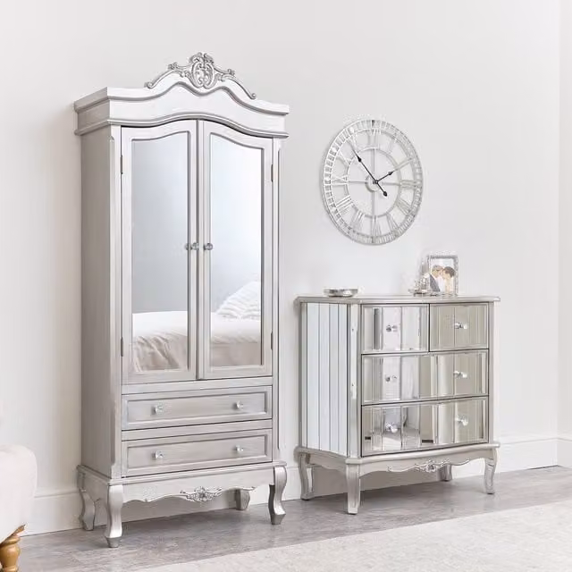 Melody Maison Tiffany Range Mirrored Closet and Chest of Drawers in Metallic Silver