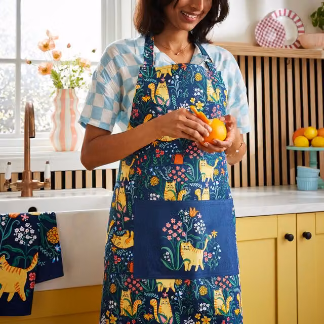 Ulster Weavers Marmalade Meadow Cotton Apron in Blue – 1