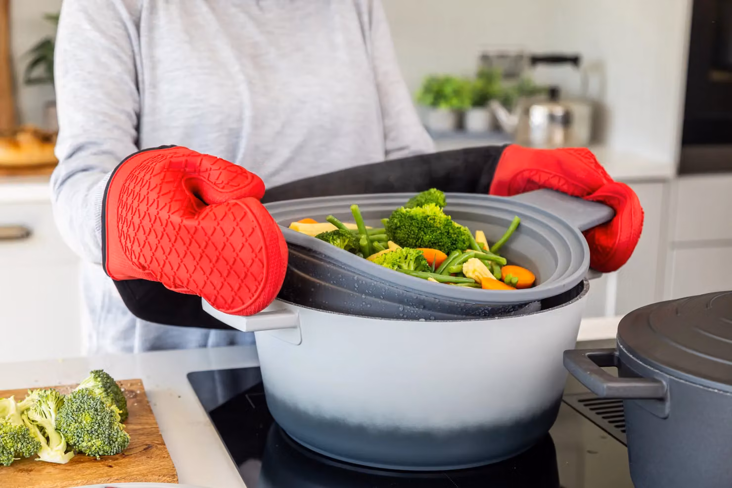MasterClass Silicone Collapsible Two-in-One Steam Strainer and Colander with Handles, Grey – 9