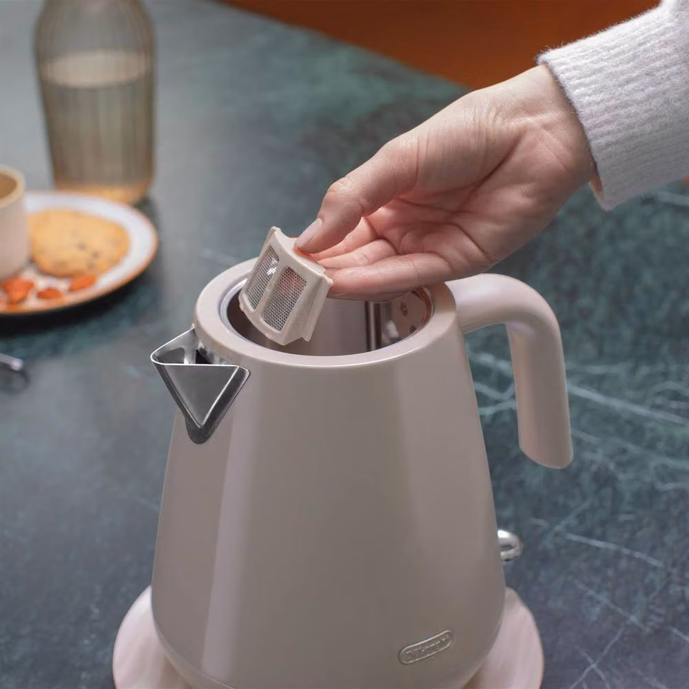 DeLonghi Eclettica Kettle in Beige with Limescale Filter – 2