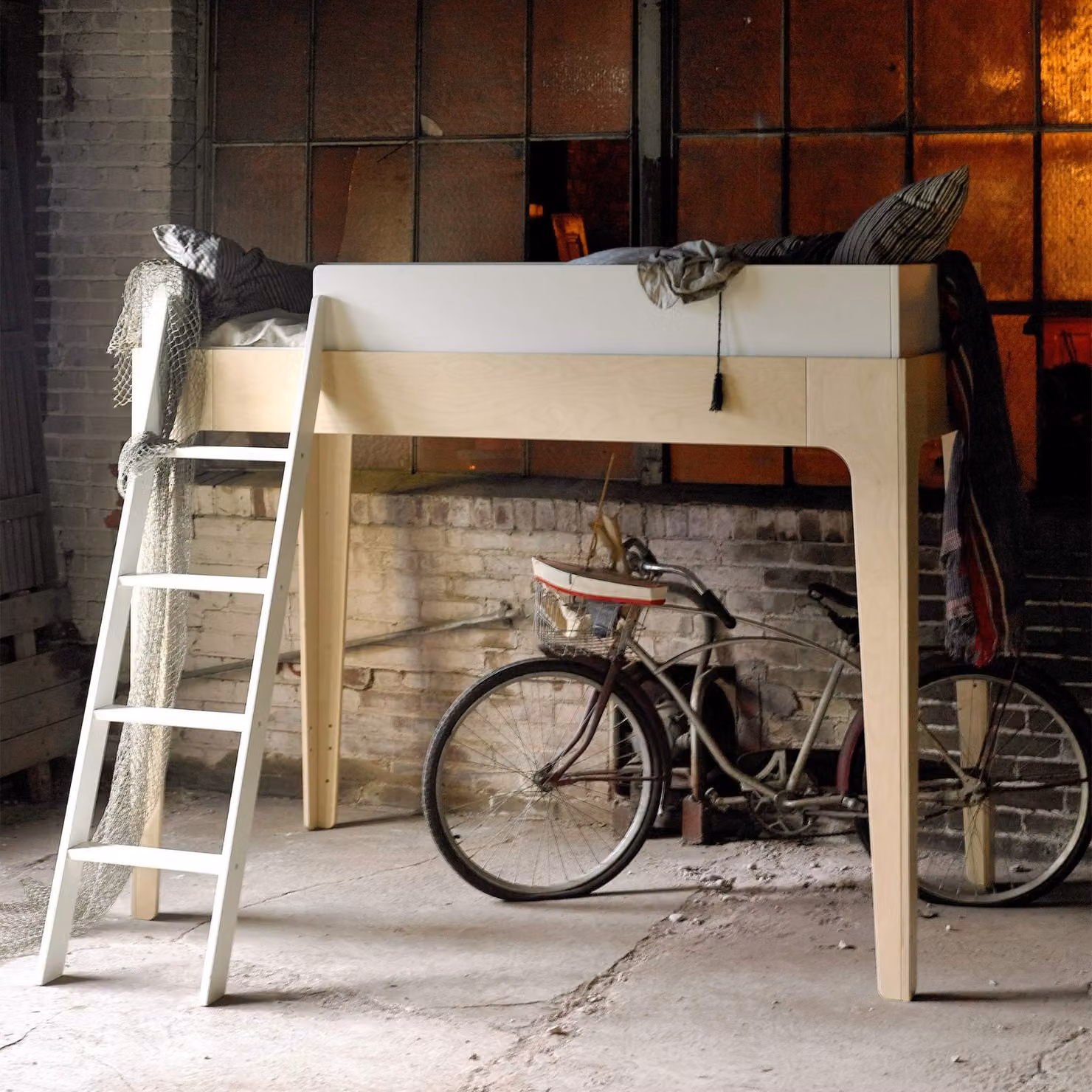 Oeuf NYC Perch Loft Bed in White and Birch, W/D/H: 90 x 200 x 163.5 cm – 2