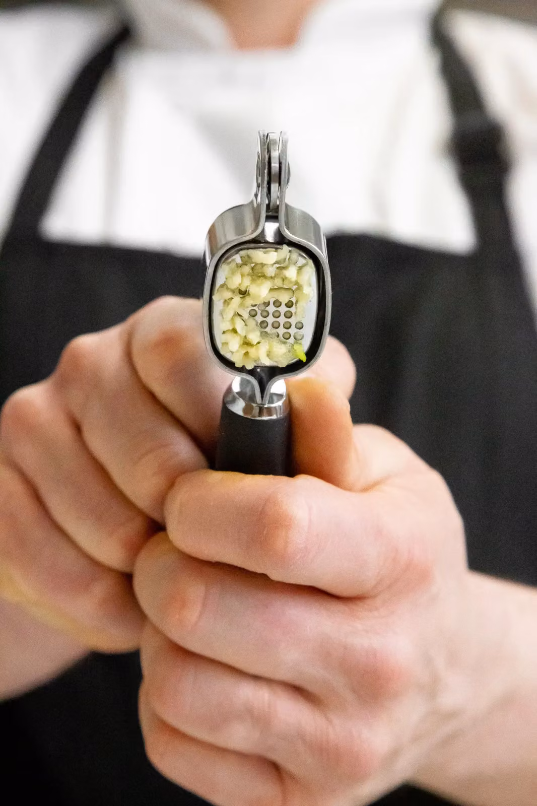 MasterClass Stainless Steel Garlic Press with Ergonomic Grip in Black – 8