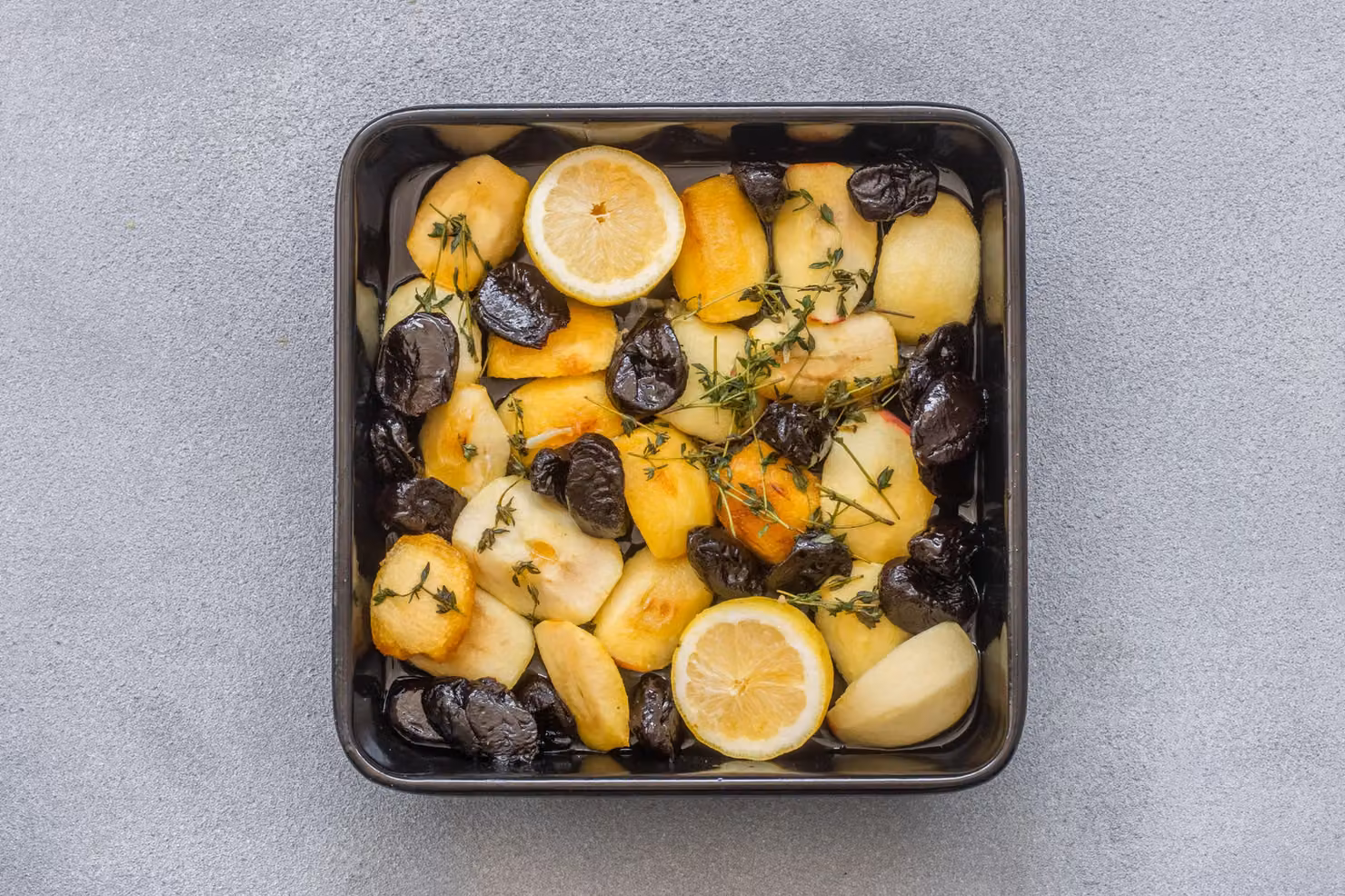 MasterClass Black Vitreous Enamel Square Brownie Tin, W: 23 cm, H: 4 cm – 2