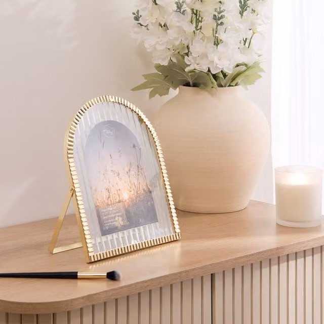 The Port. Co Gallery Gold Fluted Arch Metal Tabletop Easel Frame