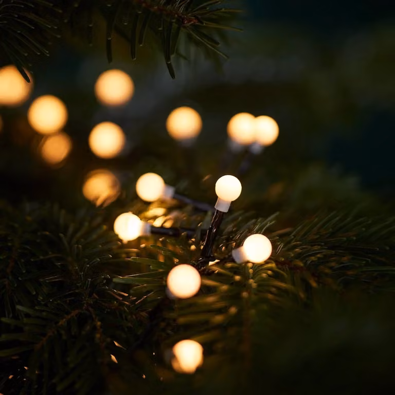 Lights4fun 500 Warm White Berry LED Christmas Tree Lights with Remote Control and Timer