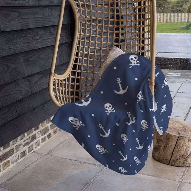Benjamin Tate Design Anchor With Skull and Bones Fleece Blanket in Blue and Beige, W/D/H: 120 x 150 cm