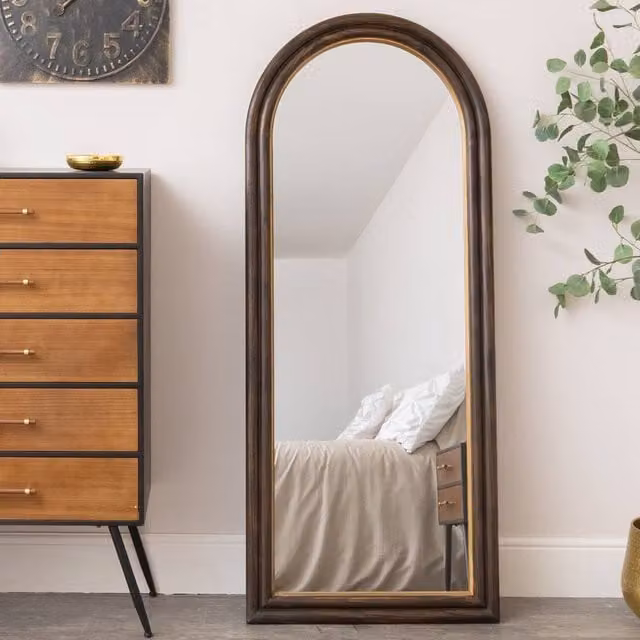 Melody Maison Arched Rustic Wood and Gold Framed Wall and Leaner Mirror in Brown, H 166 cm x W 70 cm – 1