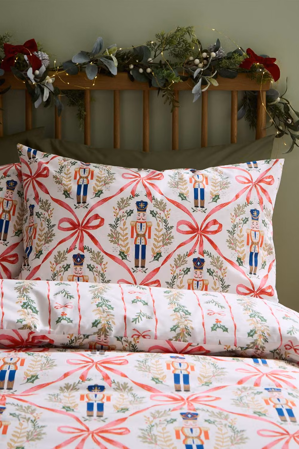 Catherine Lansfield Christmas Nutcracker Bows Reversible Duvet Cover and Pillowcase Set in Beige/Sand, W/D/H: 135 x 200 cm and 50 x 75 cm – 2