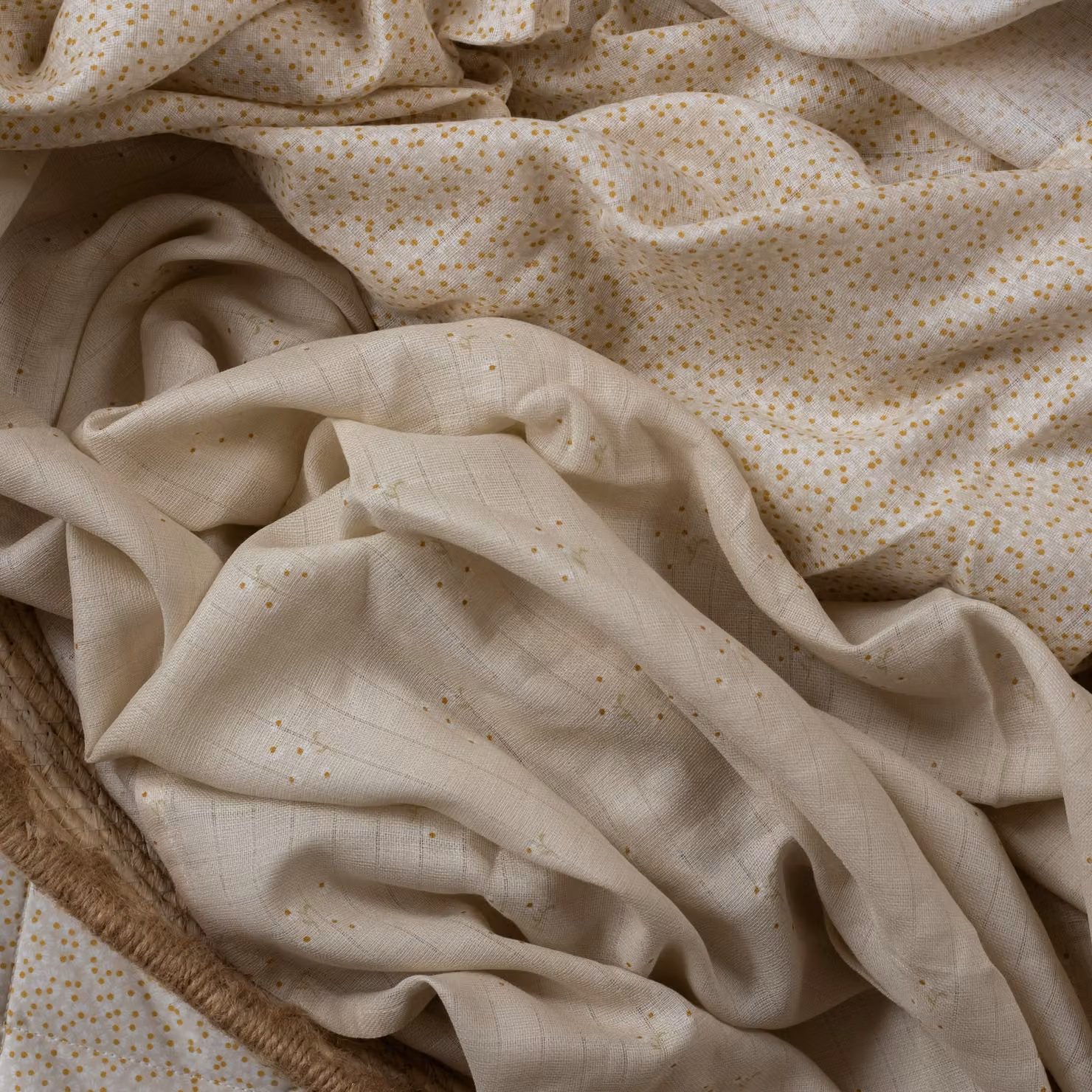 Avery Row Organic Cotton Baby Muslin Swaddles Set of 2 in Wild Chamomile / Daisy Meadow Beige – 2