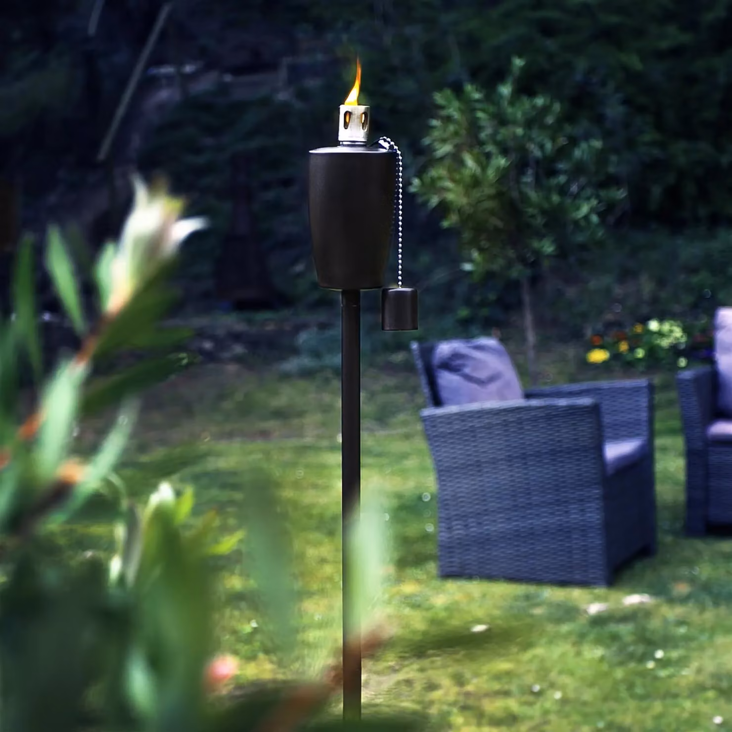 Harbour Housewares Set of 12 Black Metal Outdoor Tiki Flame Torches with Ground Spike – 4