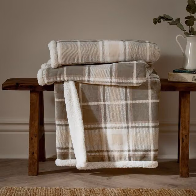 Wylder Nature Braemar Sherpa Fleece Throw in Beige and Green, W/D/H: 140 x 180 cm – 1