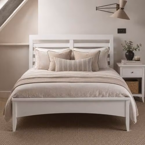 Edward Hopper Modern White Wooden Bed Frame with Horizontal Slatted Headboard and Low Foot End, W/D/H: 140 x 200 x 122 cm – 1