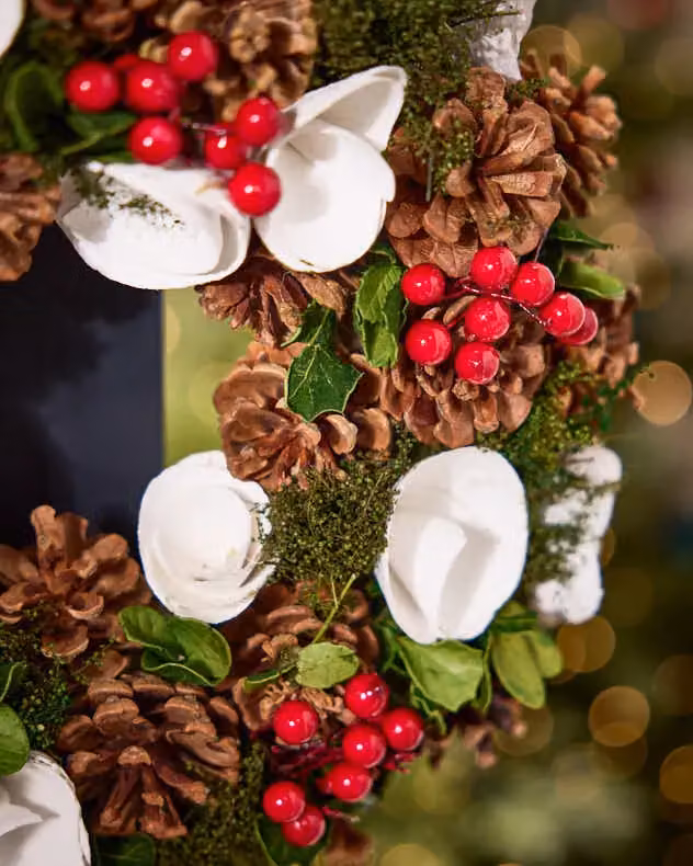Dibor White Berries and Roses Christmas Wreath with Multicolour Floral Accents, Diameter: 36 cm – 2