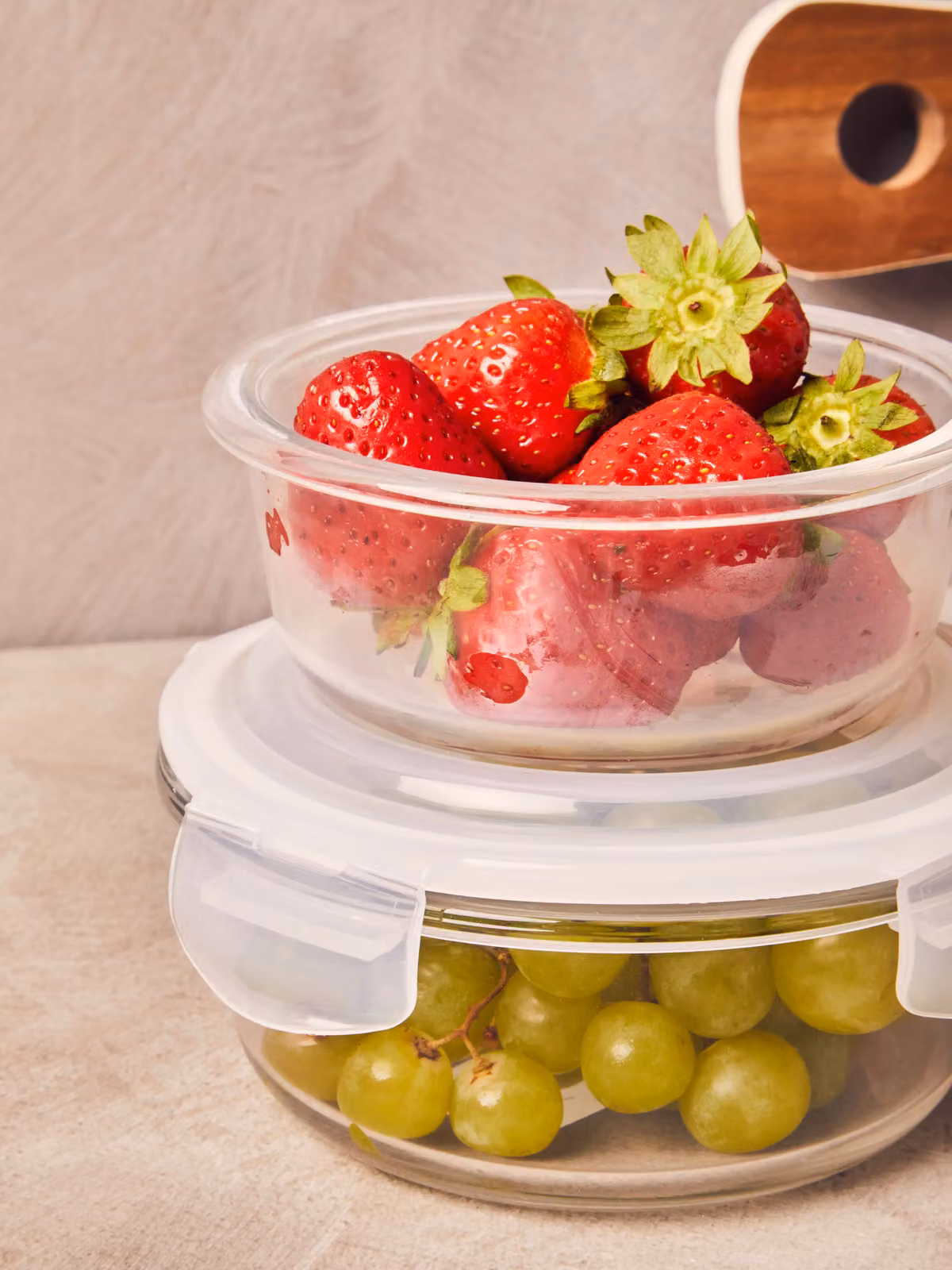 Orsina Round Glass Food Storage Container with White Silicone Lid and Clip Closure, 0.62 l, Transparent – 2