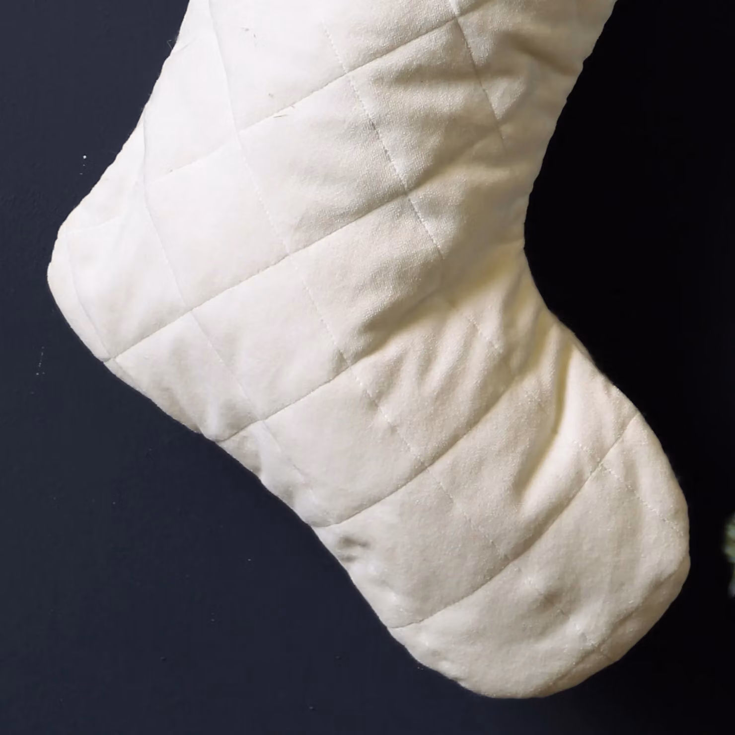 Dibor Set of 2 White Faux Fur Quilted Christmas Hanging Gift Bags – 3