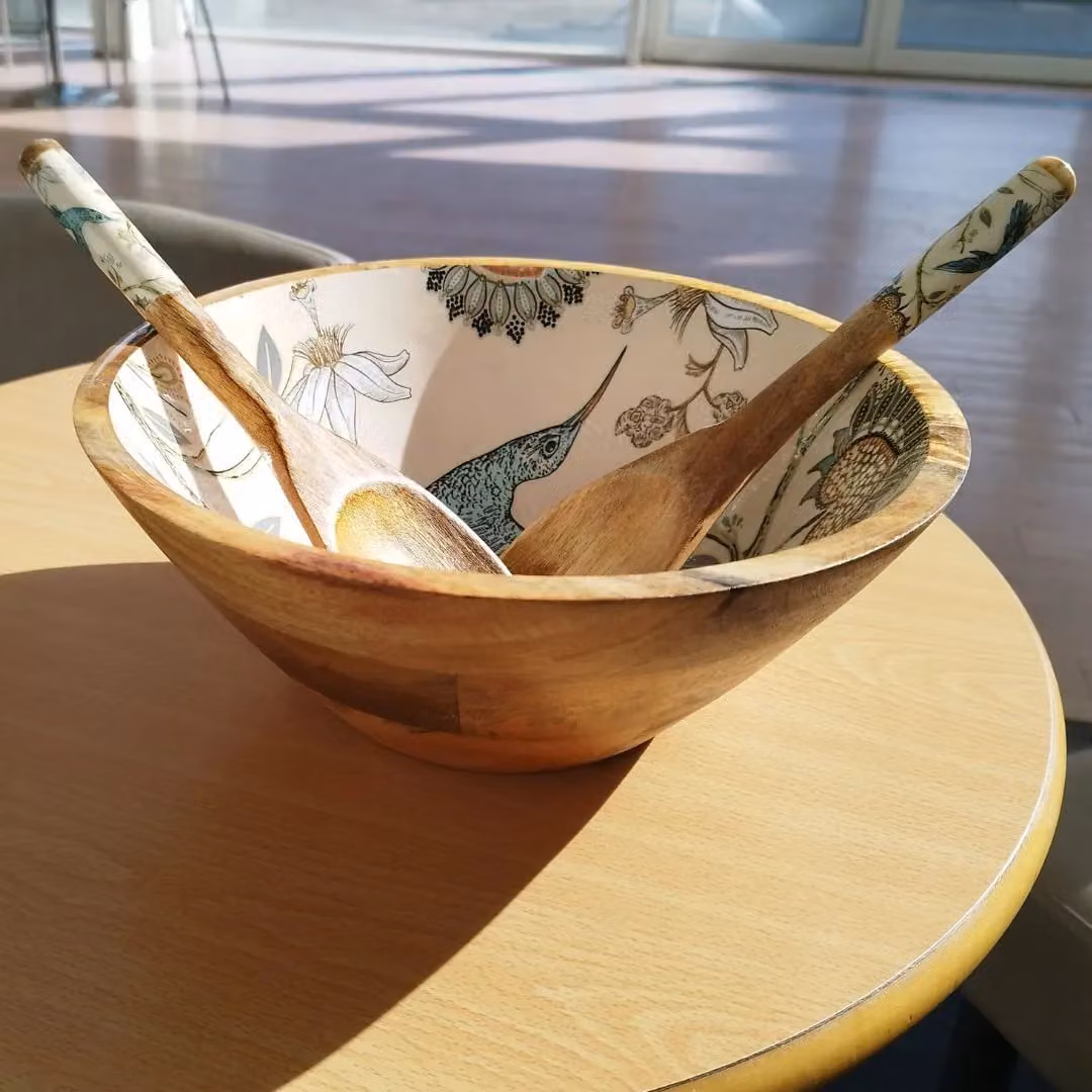Hartsmede Hummingbird Medium Wooden Serving Bowl with Spoons in Natural Brown and Sand – 6