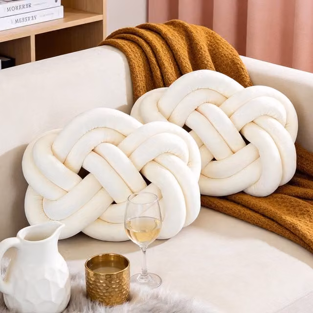 Livingandhome Set of 2 White Plush Knot Cushions