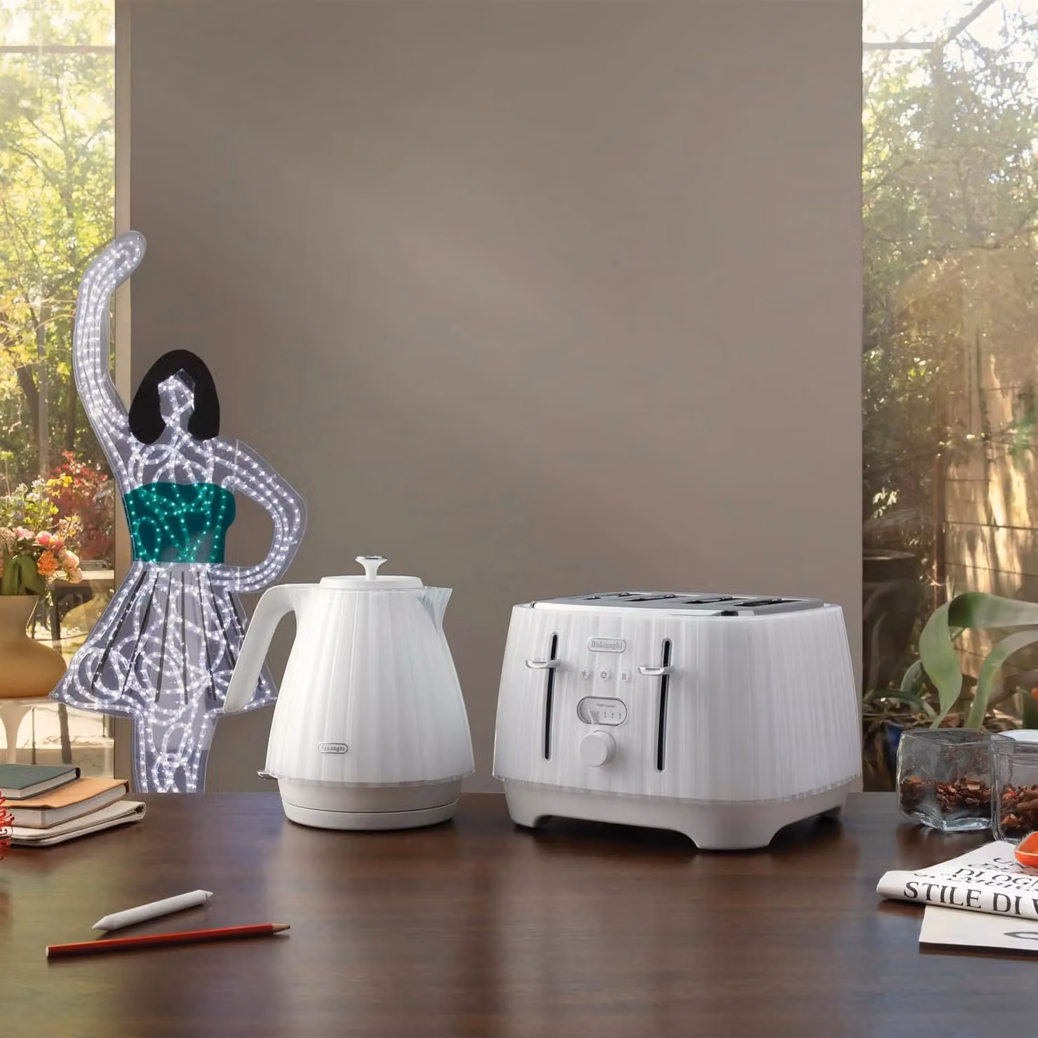 DeLonghi Kettle 1.7L and 4 Slice Toaster Set in White – 2