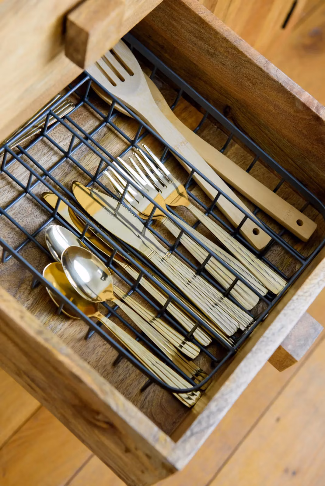 KitchenCraft Living Nostalgia Metal Wire Cutlery Tray with Compartments, W/D/H: 36 x 26.5 x 5 cm, Black – 8