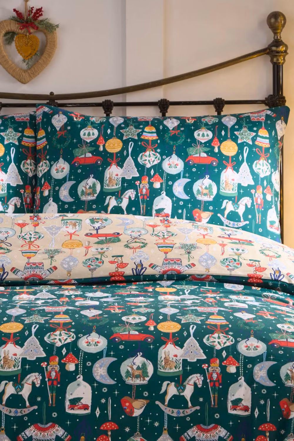 Fusion Christmas Ornaments Festive Print Reversible Duvet Cover Set in Green, W: 90 cm, L: 200 cm – 2