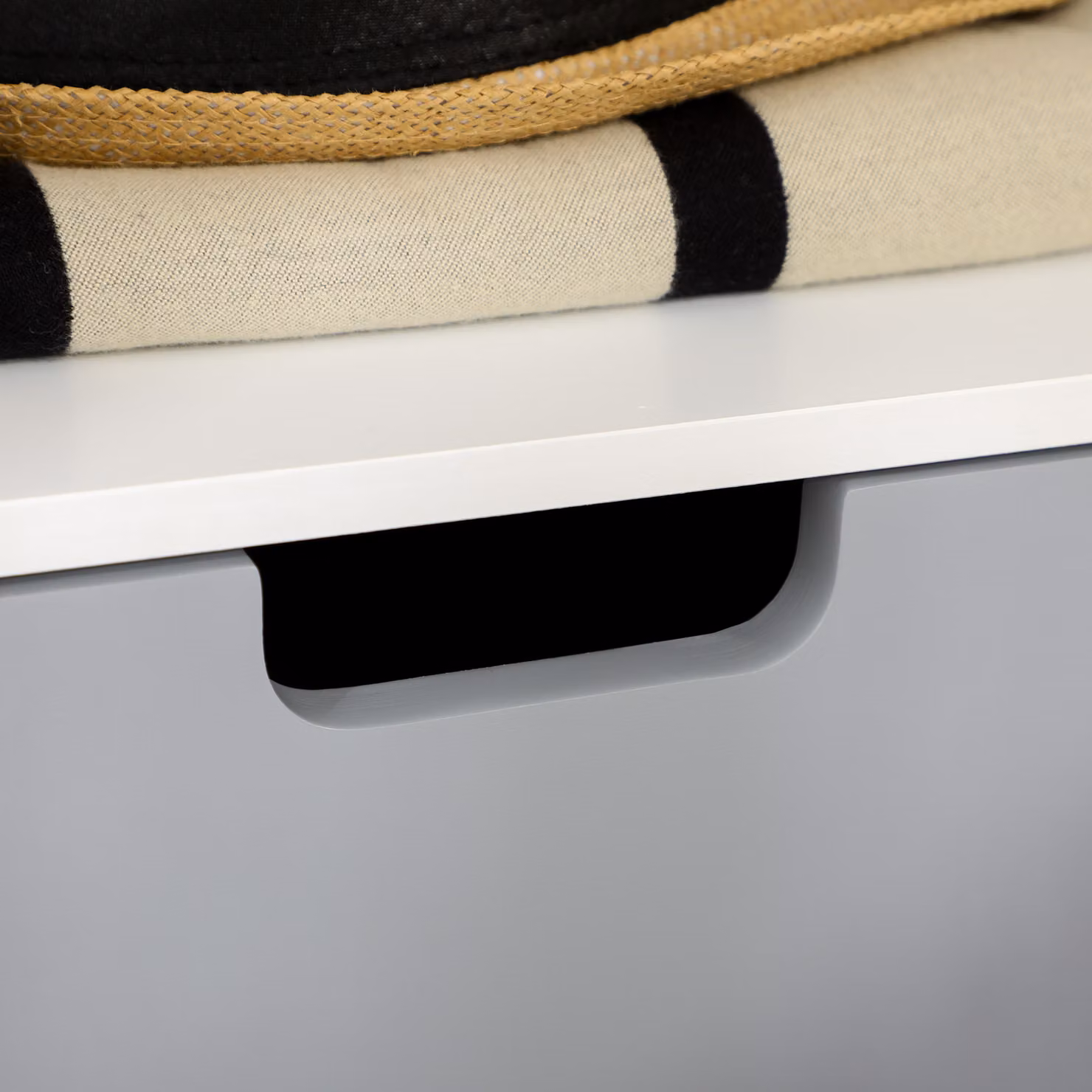 HOMCOM Set of 2 Scandinavian Style Wooden Bedside Tables with Drawer in Grey and White – 4