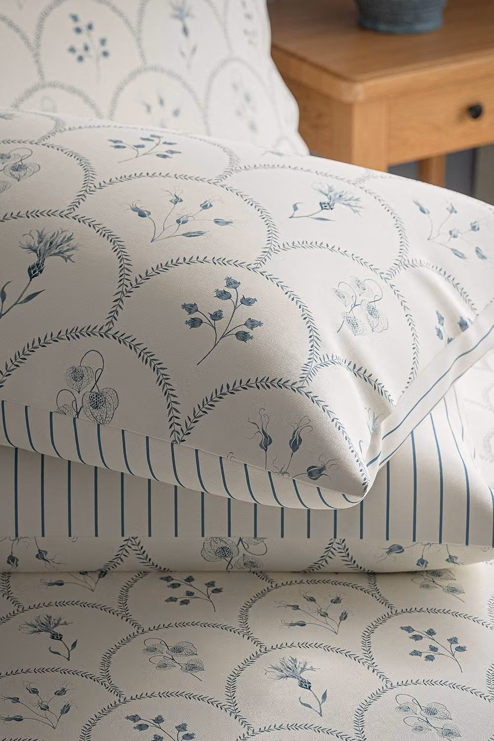 Sanderson Summer Floral Cotton Duvet Cover and Pillowcase Set in Blue, W: 140 cm, H: 200 cm – 3