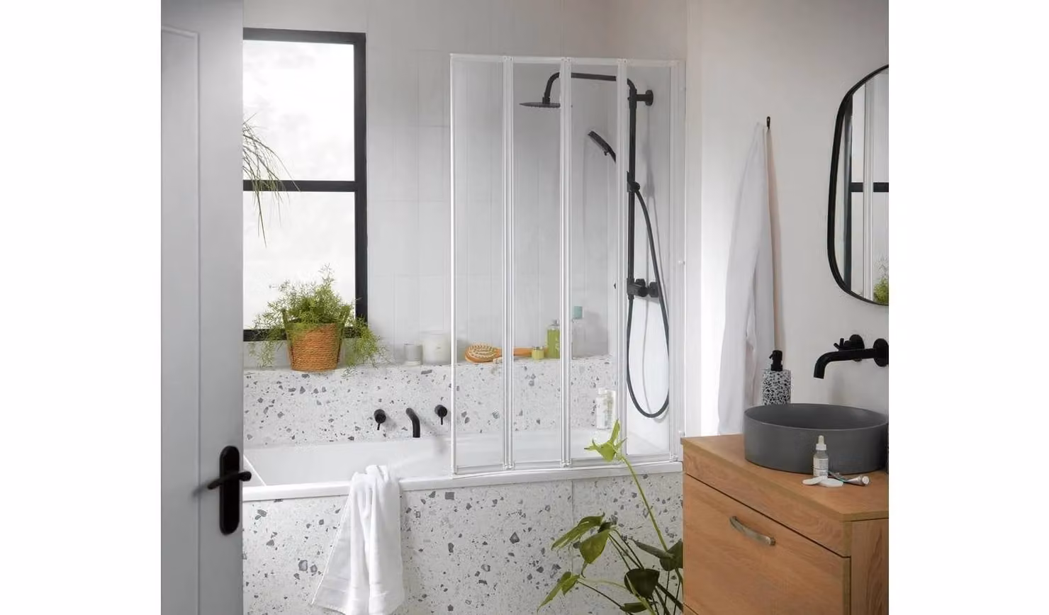 White Folding Bath Shower Screen with Clear Glass, W: 140 cm, H: 84 cm