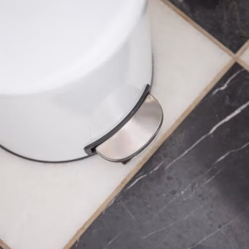 Harbour Housewares Pack of 2 Round Stainless Steel Pedal Bins in White, 5L Capacity – 3