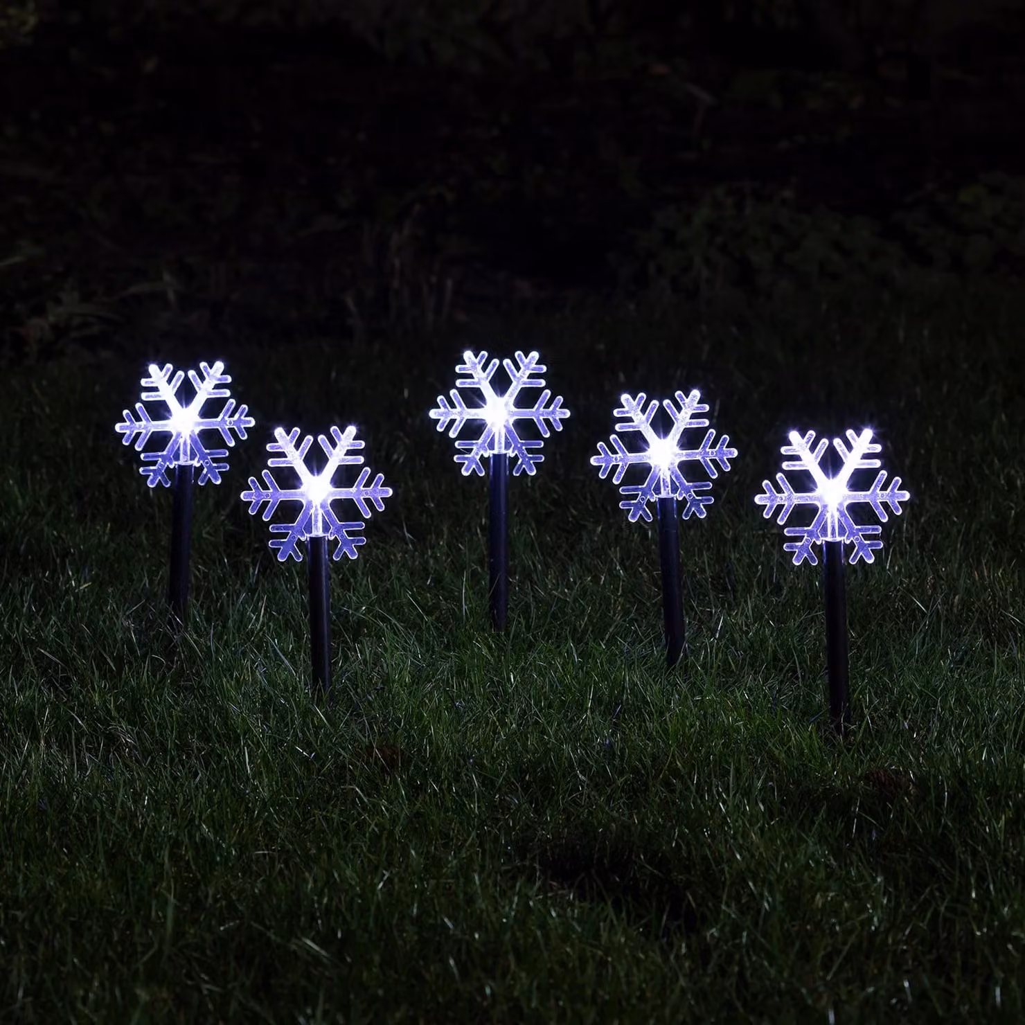 Lights4fun Set of 5 White Acrylic Snowflake Christmas Garden Stake Lights, H: 39 cm