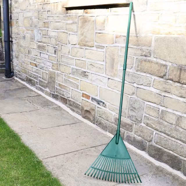 JVL Outdoor Garden Lawn Leaf Rake with Telescopic Handle, Green – 2