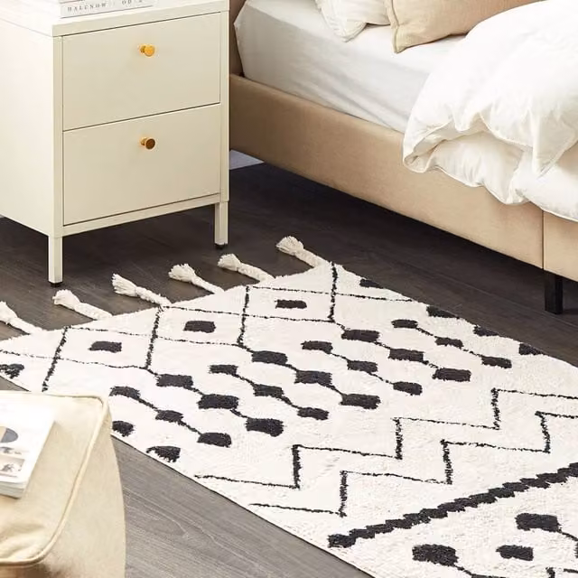 Wyld and Coco Oriental Geometric Hand-Tufted Cotton Rug in White and Black with Fringes, W: 80 cm, L: 150 cm – 1